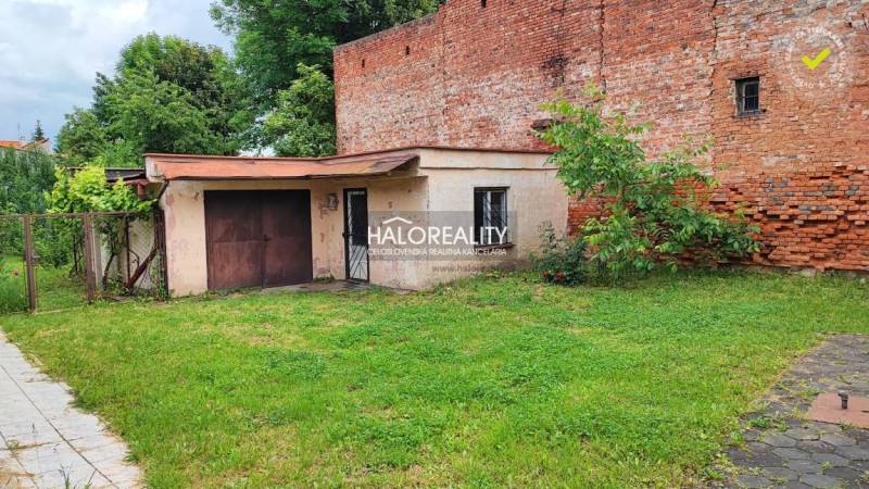 REZERVOVANÉ - Predaj, rodinný dom Lučenec, centrum -... - Staršia budova so zeleňou v záhrade rodinného domu v Lučenci.