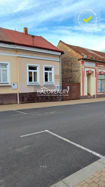 REZERVOVANÉ - Predaj, rodinný dom Lučenec, centrum -... - Rodinný dom v Lučenci s fasádou v jemných odtieňoch. Na ulici je voľné parkovanie.