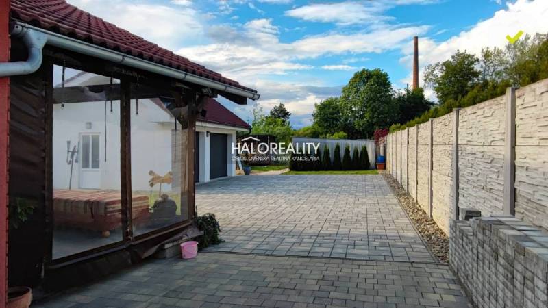 REZERVOVANÉ - Predaj, rodinný dom Kalinovo - EXKLUZÍ... - Rodinný dom v Kalinove s dláždeným dvorom, terasou a oplotením.