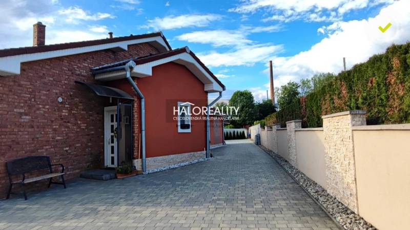 REZERVOVANÉ - Predaj, rodinný dom Kalinovo - EXKLUZÍ... - Rodinný dom v Kalinove so zámkovou dlažbou a tehlovou fasádou, ohradený múrom.