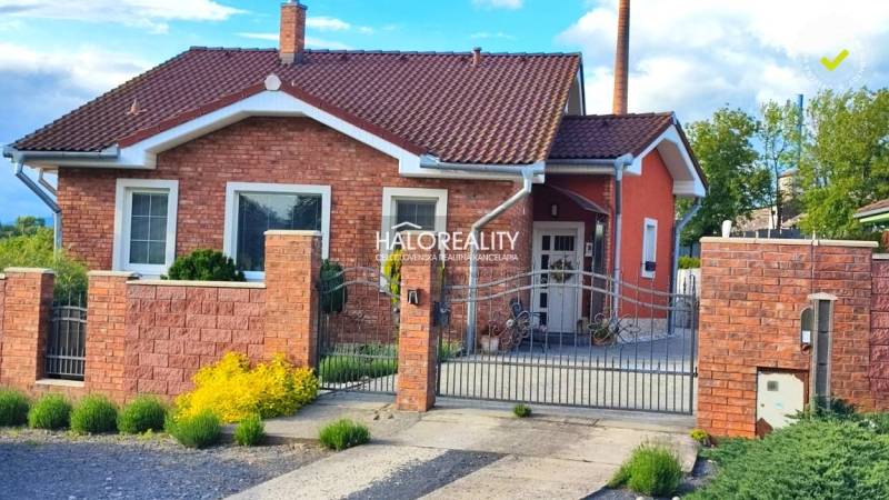 REZERVOVANÉ - Predaj, rodinný dom Kalinovo - EXKLUZÍ... - Rodinný dom v Kalinove s tehlovou fasádou, ozdobným plotom a záhradnými prvkami.