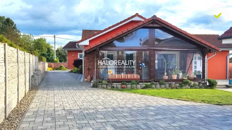 REZERVOVANÉ - Predaj, rodinný dom Kalinovo - EXKLUZÍ... - Rodinný dom v Kalinove s dláždenou príjazdovou cestou a presklenou verandou.
