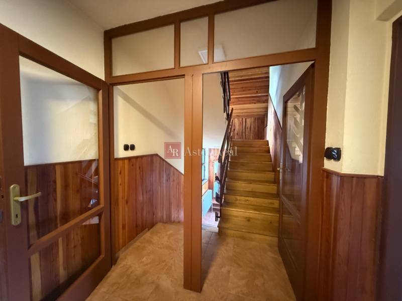 Dvojgeneračný 7i.rodinný dom v Záriečí vhodný na bývanie aj podnikanie - Drevené schodisko a dvere v rodinnom dome s obloženými stenami a dlažbou.