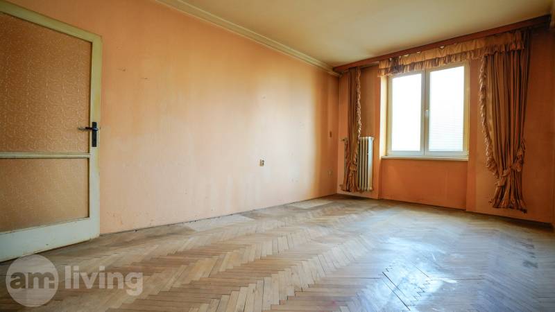 NOVINKA - 2 izbový tehlový byt - Nová Dubnica - 60m²  - Priestranná izba s parketami a oknom v 2-izbovom byte.