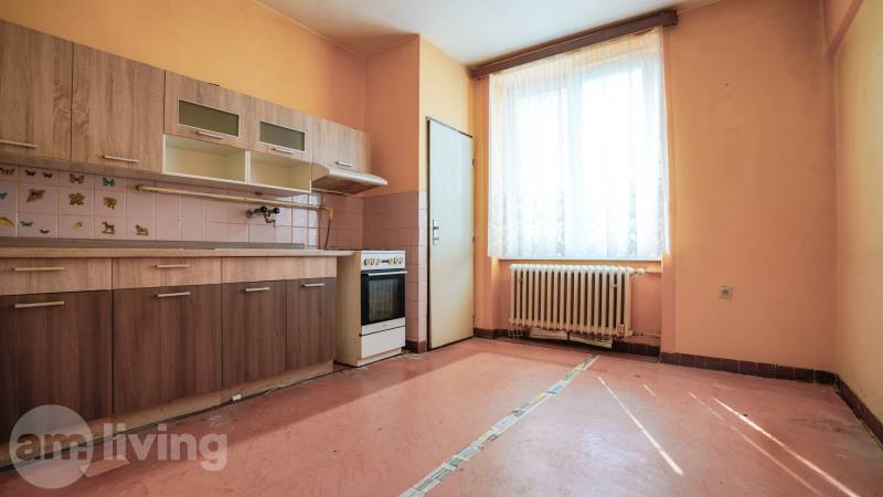 NOVINKA - 2 izbový tehlový byt - Nová Dubnica - 60m²  - Kuchyňa v 2-izbovom byte so skrinkami a sporákom, jemné odtiene stien.