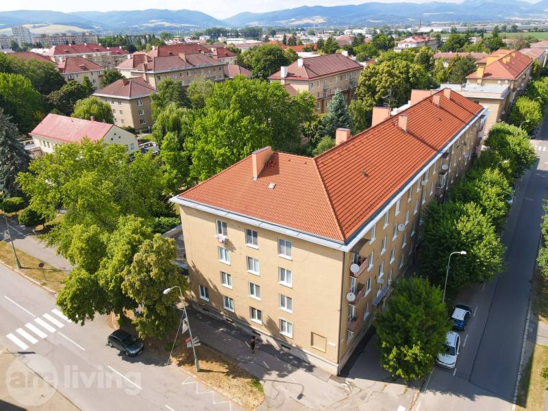 NOVINKA - 2 izbový tehlový byt - Nová Dubnica - 60m²  - Letecký pohľad na 2-izbový byt v Novej Dubnici obklopený zeleňou.