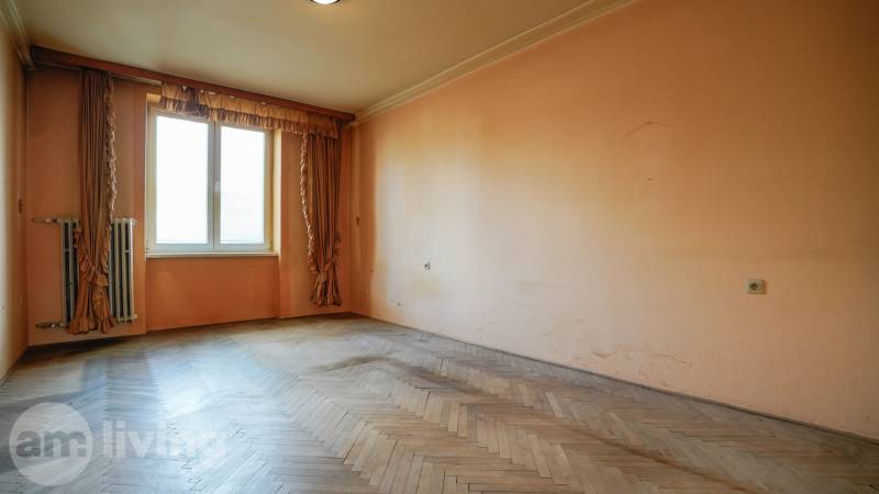 NOVINKA - 2 izbový tehlový byt - Nová Dubnica - 60m²  - Izba v 2-izbovom byte s drevenou podlahou a veľkým oknom.