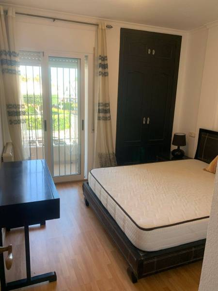 SANTIAGO DE LA RIBERA - mezonet 900 metrov od mora - Spálňa v rodinnom dome s posteľou, písacím stolom a prístupom na balkón.