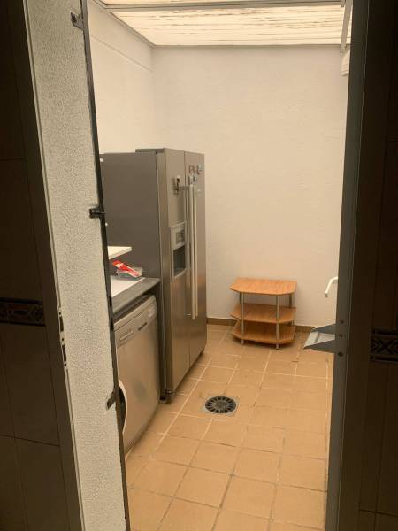 SANTIAGO DE LA RIBERA - mezonet 900 metrov od mora - Práčovňa v rodinnom dome s chladničkou, práčkou a malým stolíkom na dláždenej podlahe.