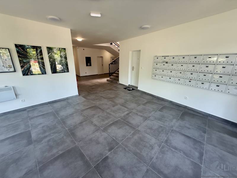 Moderný 2-izbový byt s terasou a parkovaním v Piešťanoch - Interiér s dlažbou a schodiskom, poštové schránky, 2-izbový byt.