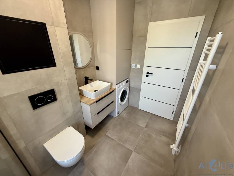 Moderný 2-izbový byt s terasou a parkovaním v Piešťanoch - Kúpeľňa v 2-izbovom byte s práčkou a moderným sanitárnym vybavením.