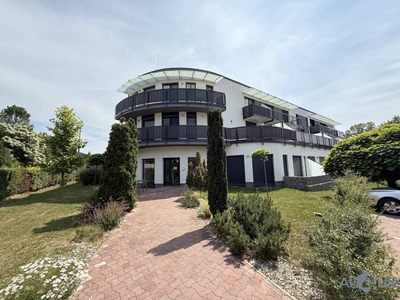 Moderný 2-izbový byt s terasou a parkovaním v Piešťanoch - Budova s balkónmi na ulici Janka Alexyho v Piešťanoch, vhodná pre 2-izbový byt.