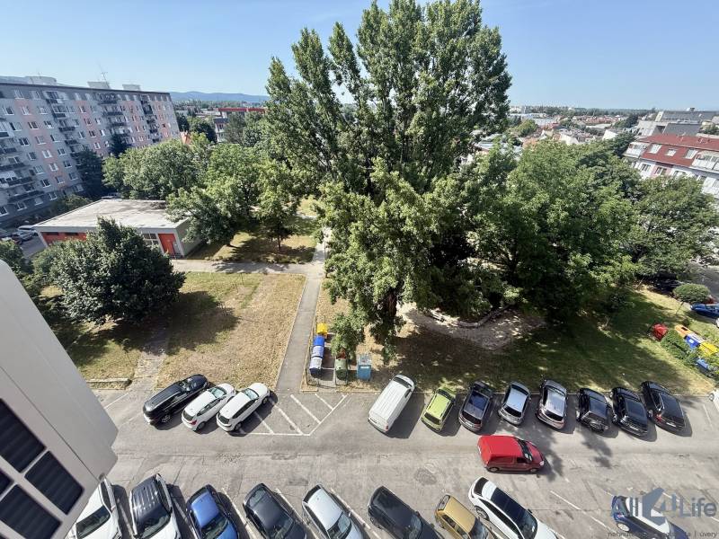 Útulná garsónka v centre Piešťan na prenájom - Parkovisko medzi bytovkami a zeleň na Teplickej ulici v Piešťanoch.