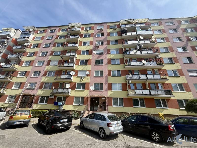 Útulná garsónka v centre Piešťan na prenájom - Bytový dom na Teplickej ulici, Piešťany. Viacposchodová budova, parkovisko a balkóny.