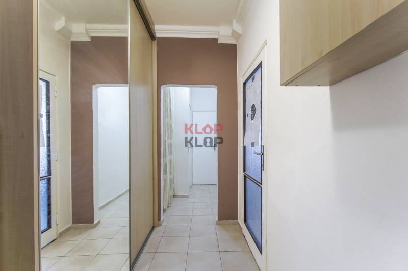 Kúpte si TICHÝ, VEĽKORYSÝ 1i byt s BALKÓNOM a výhľadom na Kamzík - Chodba s veľkým zrkadlovým šatníkom a presklenými dverami v 1-izbovom byte.