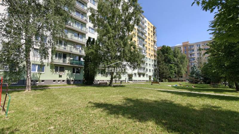 Priestranný 2-izbový byt na Vlčincoch s výbornou dostupnosťou - Sídlisko so zeleňou a budovami, vhodné na bývanie v 2-izbovom byte v Žiline.