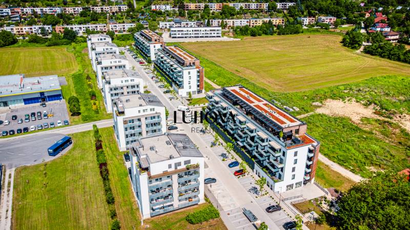 ELEGANTNÝ  2-izbový byt v novostavbe - Letecký pohľad na obytné budovy na ulici Dlhé lúky v meste Púchov.