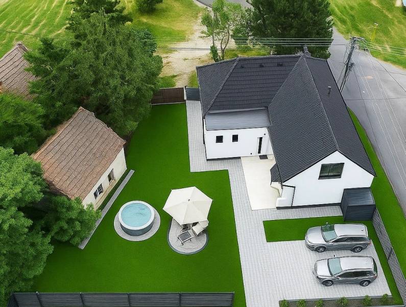 Predaj rodinného domu, Stará Gala, Stará Gala, Dunajská Streda - Pohľad zhora na rodinný dom na Starej Gale v Holiciach s bazénom a terasou.