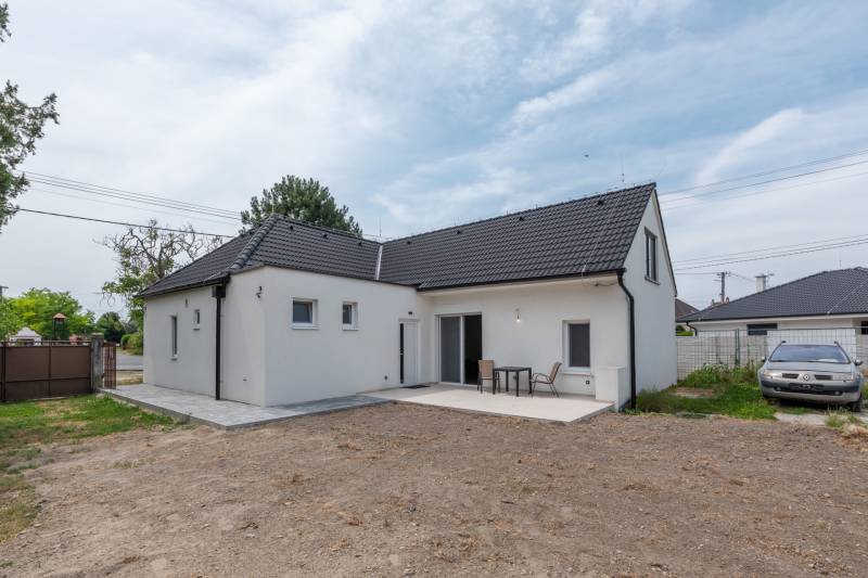 Predaj rodinného domu, Stará Gala, Stará Gala, Dunajská Streda - Rodinný dom na Starej Gale v Holiciach s terasou a dvorom bez trávnika.