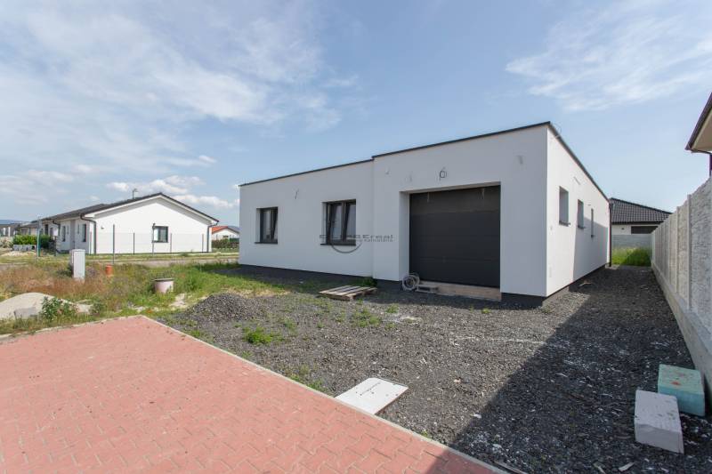 NA PREDAJ NOVOSTAVBA moderný 4-izbový rodinný dom s garážou v Zohore - Rodinný dom v Zohore s priestrannou parkovacou plochou a veľkou garážou.