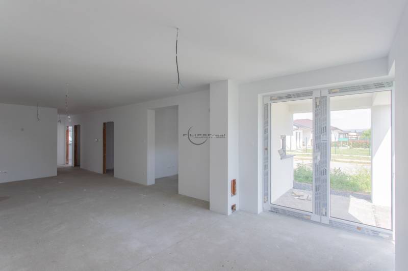 NA PREDAJ NOVOSTAVBA moderný 4-izbový rodinný dom s garážou v Zohore - Interiér rodinného domu s nehotovou podlahou a veľkými oknami.