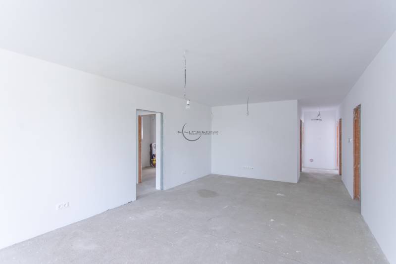 NA PREDAJ NOVOSTAVBA moderný 4-izbový rodinný dom s garážou v Zohore - Priestranná miestnosť v rodinnom dome s bielymi stenami a surovou podlahou.
