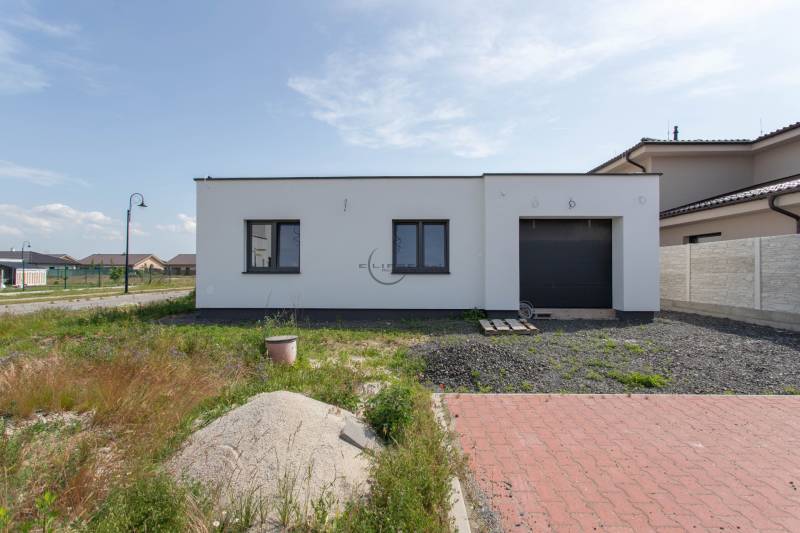 NA PREDAJ NOVOSTAVBA moderný 4-izbový rodinný dom s garážou v Zohore - Rodinný dom v Zohore so záhradou, garážou a príjazdovou cestou na pokojnom predmestí.