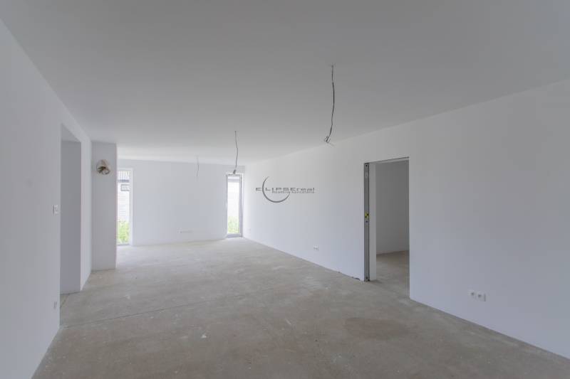 NA PREDAJ NOVOSTAVBA moderný 4-izbový rodinný dom s garážou v Zohore - Svetlá, nevybavená miestnosť v rodinnom dome s bielymi stenami a stropom.