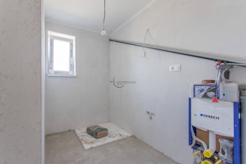 NA PREDAJ NOVOSTAVBA moderný 4-izbový rodinný dom s garážou v Zohore - Neúplne dokončená kúpeľňa v rodinnom dome s inštalačnými prvkami.