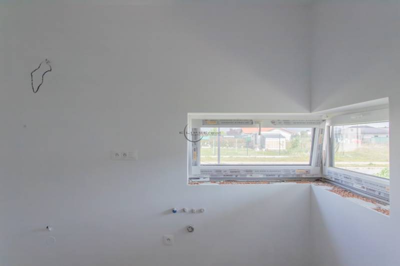 NA PREDAJ NOVOSTAVBA moderný 4-izbový rodinný dom s garážou v Zohore - Nepostavená kuchyňa v rodinnom dome so zásuvkami a oknom.