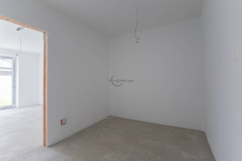 NA PREDAJ NOVOSTAVBA moderný 4-izbový rodinný dom s garážou v Zohore - Nezariadená miestnosť s bielymi stenami a betónovou podlahou v Rodinnom dome.