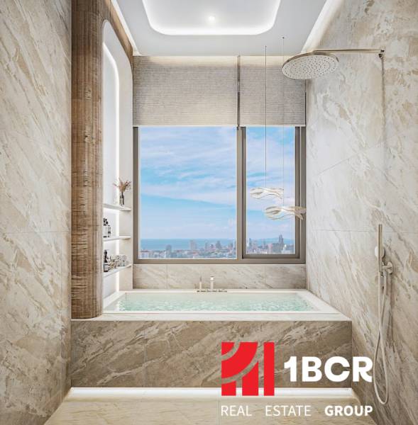 2 IZBOVÝ APARTMÁN (2 SPÁLNE + 1 OBÝV. IZBA) SEASPIRE JOMTIEN PATTAYA - Luxusná kúpeľňa s vaňou, veľkým oknom a výhľadom z trojizbového bytu.