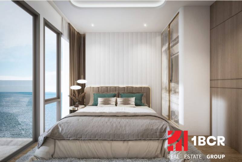 2 IZBOVÝ APARTMÁN (2 SPÁLNE + 1 OBÝV. IZBA) SEASPIRE JOMTIEN PATTAYA - Svetlá spálňa s veľkým oknom a výhľadom na more v 3-izbovom byte.