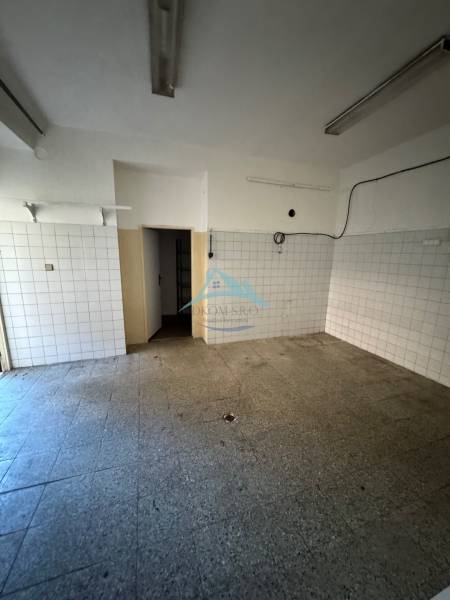 Obchodné priestory na predaj centrum mesta Šahy - Obchodné priestory so stenami obloženými dlažbou, prázdna miestnosť.