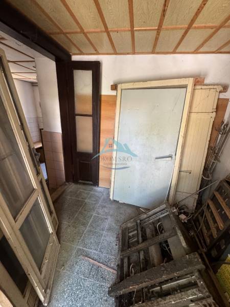 Obchodné priestory na predaj centrum mesta Šahy - Úzka chodba v obchodných priestoroch s troskami a starými dverami.