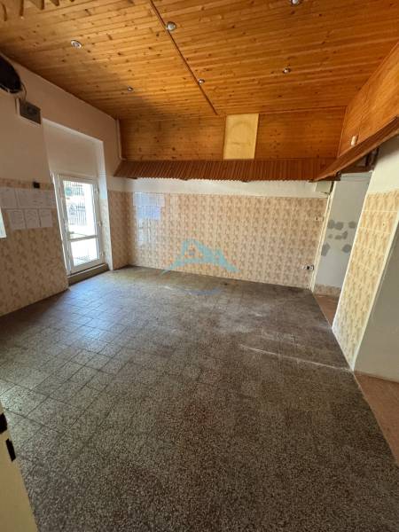 Obchodné priestory na predaj centrum mesta Šahy - Miesto s dreveným stropom a keramickou dlažbou v obchodných priestoroch.