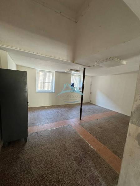 Obchodné priestory na predaj centrum mesta Šahy - Voľný priestor v obchodných priestoroch s oknami a stĺpom uprostred miestnosti.