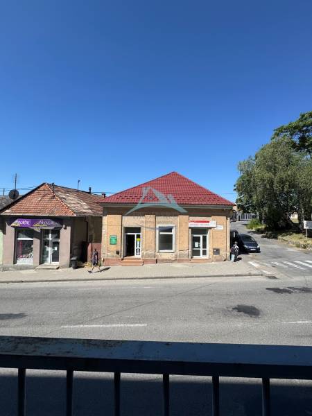 Obchodné priestory na predaj centrum mesta Šahy - Obchodné priestory na Hlavnom námestí v Šahách s červenou strechou a modrou oblohou.