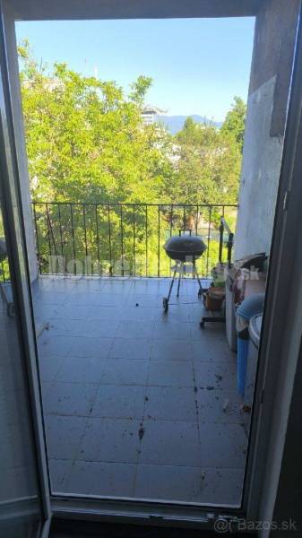 Exkluzívny 2-izbový byt na prenájom – kompletne zrekonštruovaný, so zá - Balkón s grilom a výhľadom na zeleň v 2-izbovom byte.