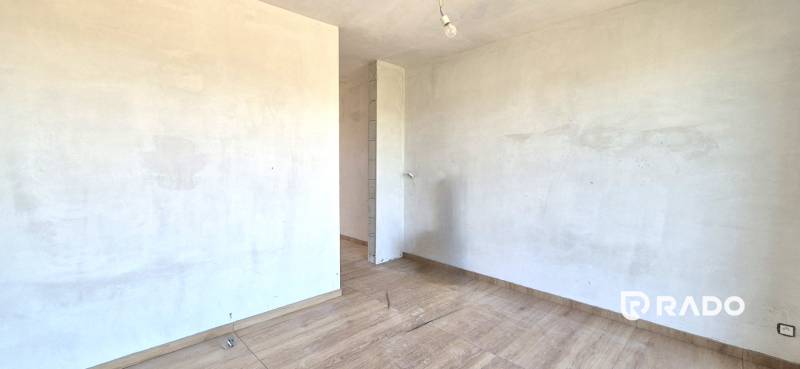 3 izb. chata 93 m2 pri jazere Vajnory - Interiér chaty s nedokončenými stenami a drevenou podlahou pripravený na dizajn.