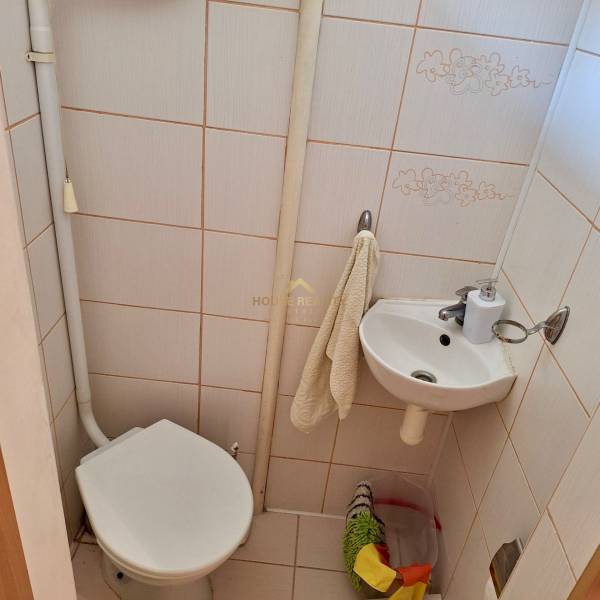 Predaj 1 izbový byt, Karpatská ulica, Bratislava I. Staré Mesto - Toaleta a umývadlo v kúpeľni 1-izbového bytu s béžovými obkladačkami.