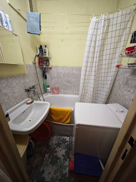 REZERVOVANÉ: 2 izb byt 56m2 pôvodný stav s balkónom, Družby Fončorda  - Kúpeľňa v 2-izbovom byte s práčkou, vaňou, umývadlom a svetlými obkladačkami.