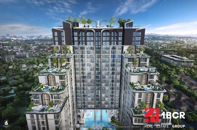EMBASSY LIFE PATTAYA - Výstavba bytov v Pattayi so strešnými terasami a bazénmi uprostred zelene.