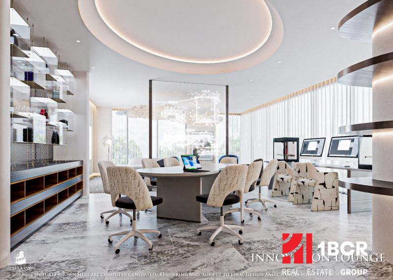 EMBASSY LIFE PATTAYA - Interiér kancelárie s kruhovým stolom, počítačmi a moderným osvetlením. Výstavba bytov.