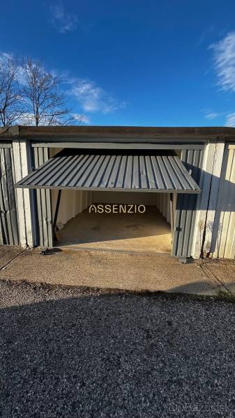 - PREDAJ - Murovaná garáž - Už žiadne parkovanie na ulici! - Otvorená garáž na Prístavnej ulici v Bratislave - Ružinove bez zaparkovaného vozidla.