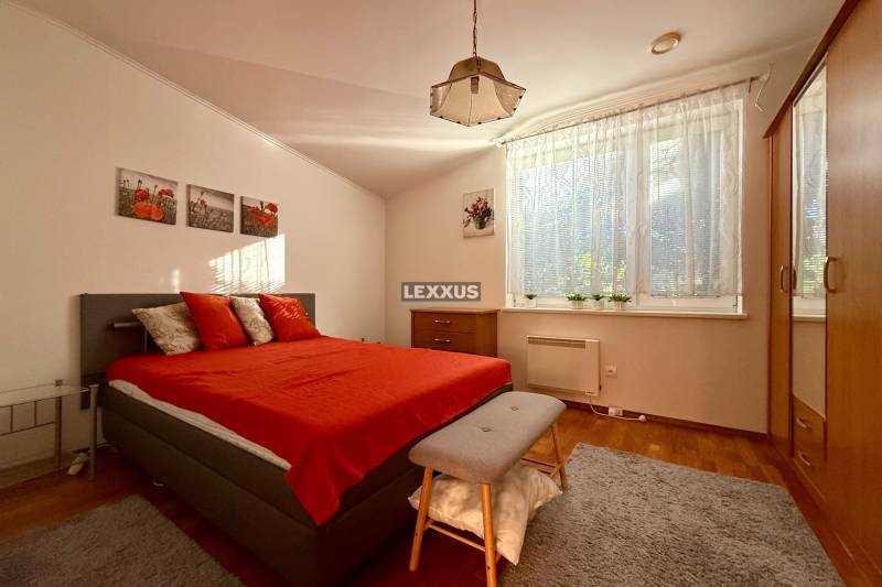 2i RD s terasou v tichej lokalite, BA II., Nové záhrady, 70m2 - Spálňa v rodinnom dome s červenou posteľou, šatníkom a veľkým oknom.