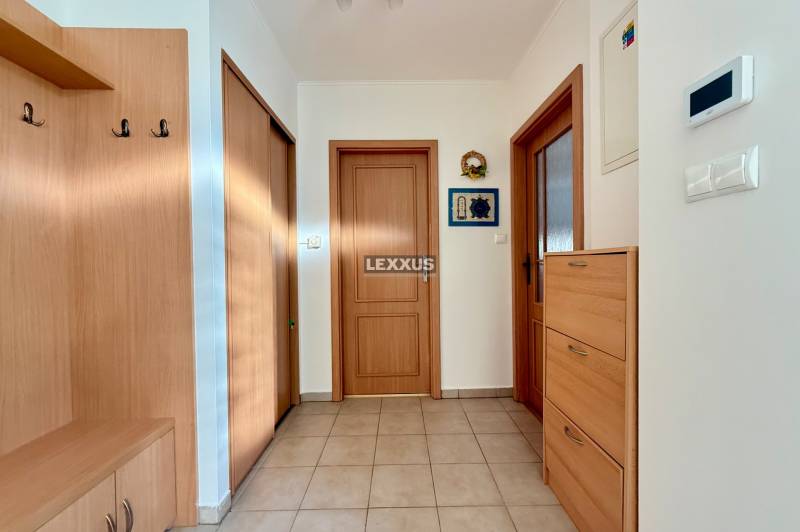 2i RD s terasou v tichej lokalite, BA II., Nové záhrady, 70m2 - Chodba v rodinnom dome s dreveným nábytkom a dlažbou na podlahe.
