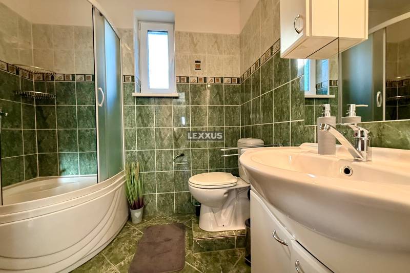 2i RD s terasou v tichej lokalite, BA II., Nové záhrady, 70m2 - Kúpeľňa v rodinnom dome so zelenými obkladmi, sprchovým kútom a umývadlom.