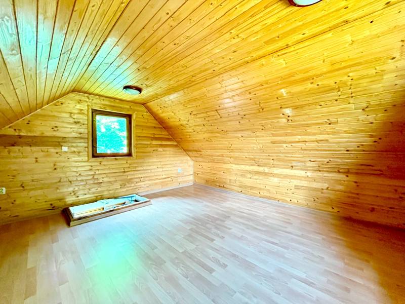 Rekreačná chata – Banská Štiavnica, časť Štefultov - Drevený obklad interiéru podkrovia s oknom v Rodinnom dome.