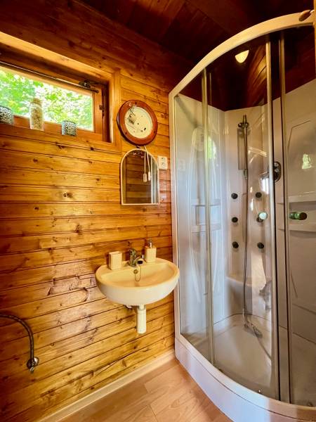 Rekreačná chata – Banská Štiavnica, časť Štefultov - Kúpeľňa v rodinnom dome s dreveným obložením, sprchovacím kútom a oknom.
